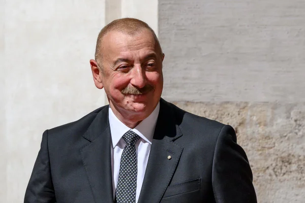 Imagem colorida mostra presidente do Azerbaijão - Metrópoles