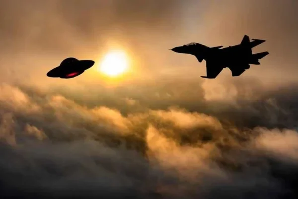 Foto de óvni sendo perseguido por aeronave