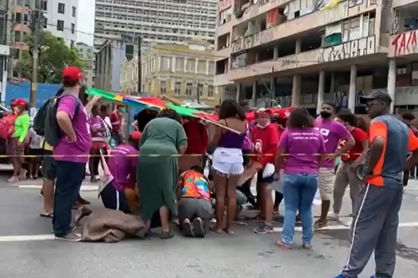 Carro atropela e arrasta manifestante por 50 metros durante ato contra Bolsonaro
