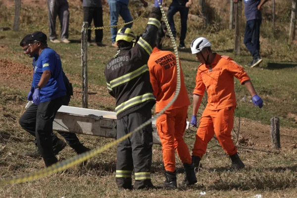 GO-010 acidente entre carreta, carro e ônibus deixa cinco mortos metropoles