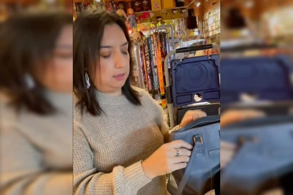 Mulher acusa homem negro de roubar celular e depois o encontra na própria bolsa