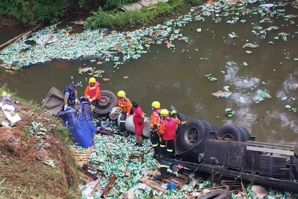 Foto colorida de caminhão de cerveja tombado após acidente - Metrópoles