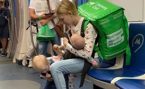 Foto de entregadora carregando duas filhas para o trabalho viraliza