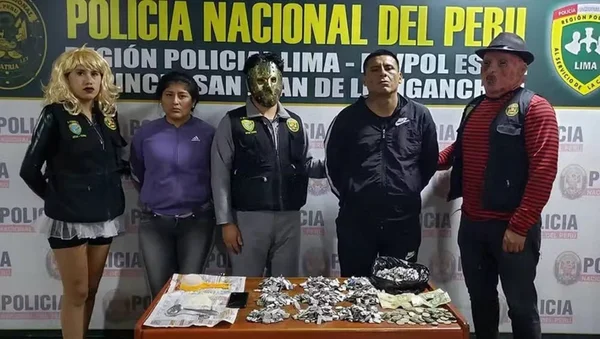 imagem colorida policias do peru fantasiados em operacao