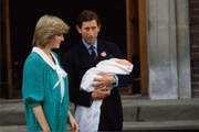 Diana e Charles saindo da maternidade com o primogênito, William, no colo