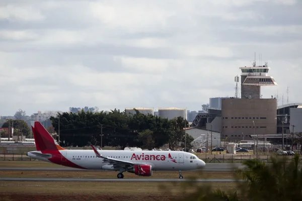 Passageiros se irritam com cancelamento de voo no Aeroporto JK