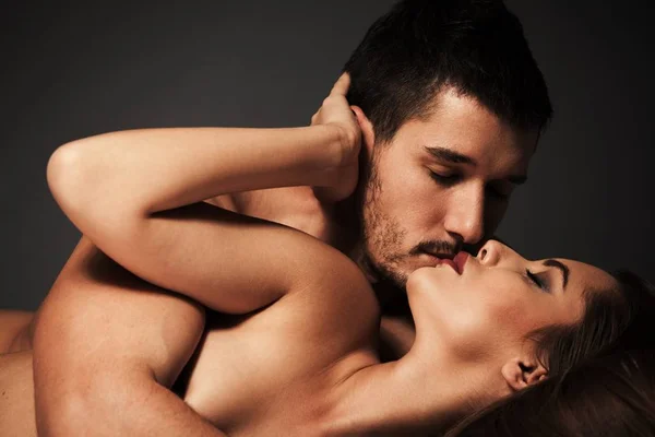 Casal se beijando de ladinho