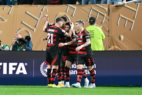 Foto colorida do elenco do Flamengo comemorando gol contra o Espérance - Metrópoles