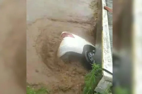 Foto colorida de motorista arrastado por chuva em Santa Catarina - Metrópoles