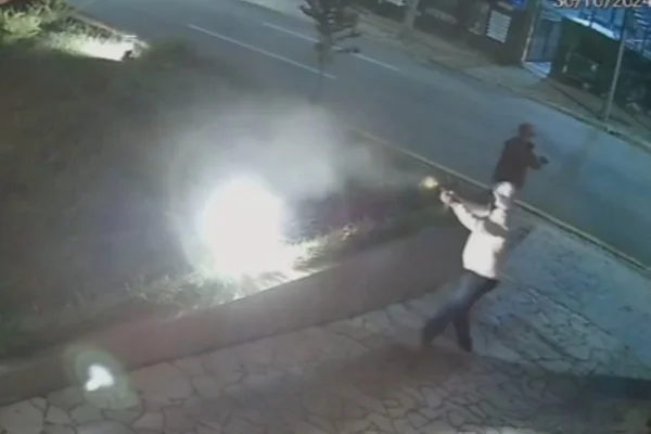Imagem colorida de suspeitos atirando contra escritório de advogado que trabalhou para líder do PCC - Metrópoles