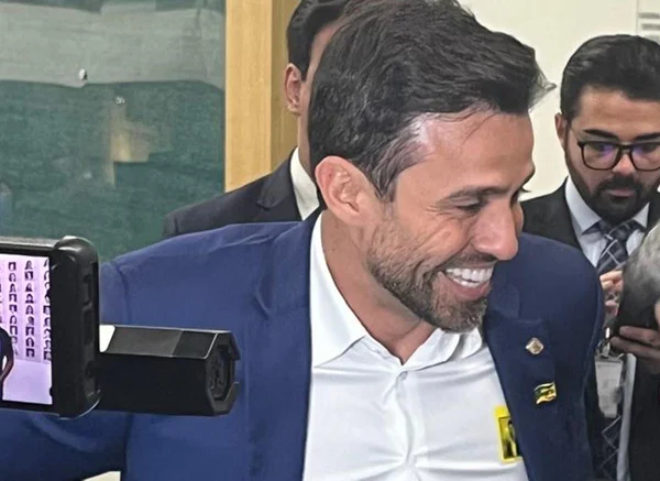 O coach Pablo Marçal na Câmara com broche de deputado