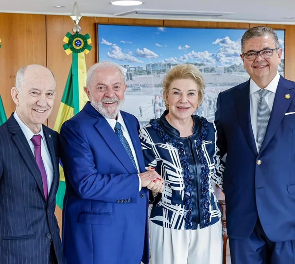 Imagem colorida do presidente Lula acompanhado de Marta Suplicy, Rui Falcão e Márcio Toledo - Metrópoles