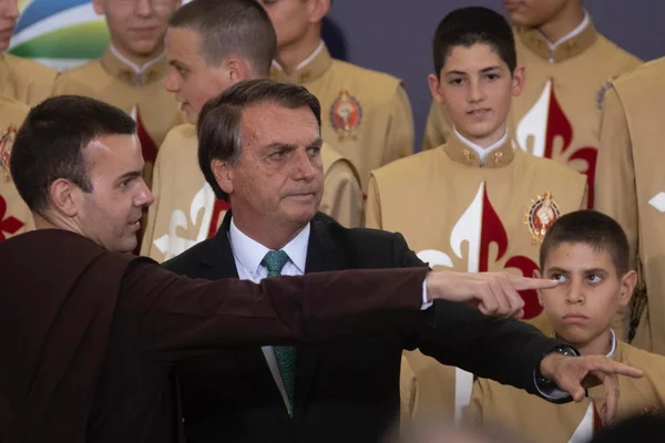 Arautos do Evangelho fazem cantata de Natal para Bolsonaro no Planalto