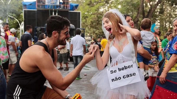 Galinho de Brasília desfila pela segunda vez e agita foliões