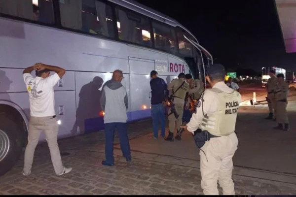 Integrante do PCC preso em ônibus na Bahia - Metrópoles