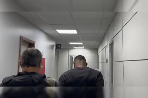 Investigado por invadir sistema do Detran xinga policiais e é preso