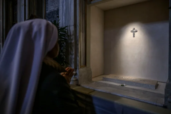 Imagem mostra freira em frente ao túmulo do papa Francisco - Metrópoles