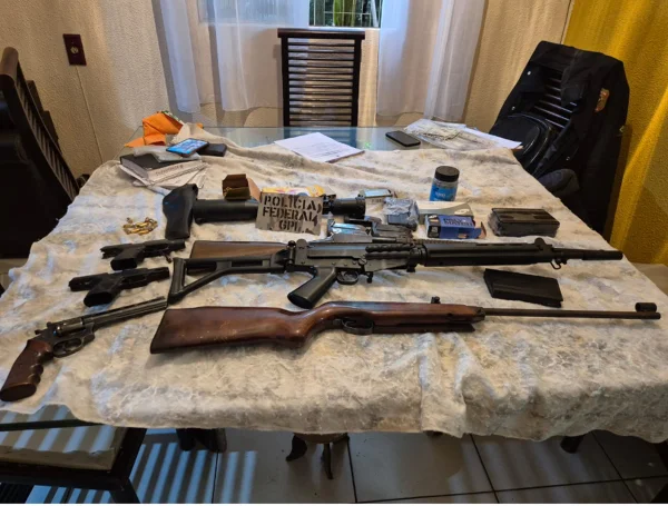 Foto de armas apreendidas em operação da PF que tem como alvo assassinos de aluguel que cobravam R$ 250 mil para espionar ministros do STF