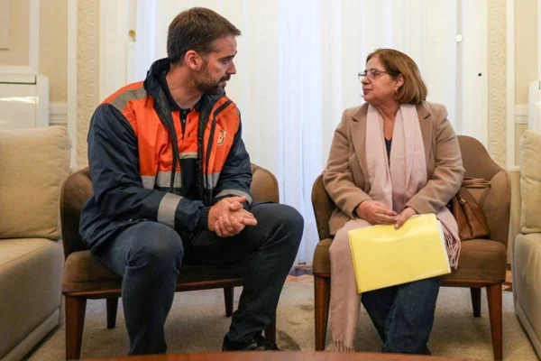 Imagem colorida de reunião entre a ministra das Mulheres Cida Gonçalves e o governador Eduardo Leite