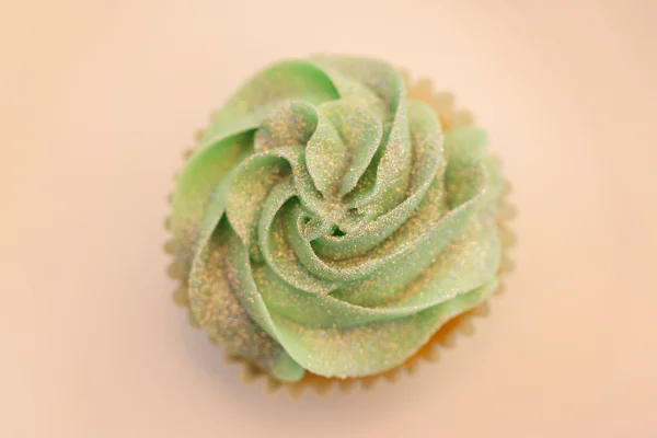 Vista superior de um cupcake decorado com glitter comestível. Metrópoles