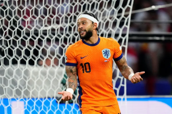 Foto colorida de Memphis Depay - Metrópoles