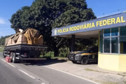Polícia Rodoviária Federal apreende grande quantidade de drogas em carga de extintores