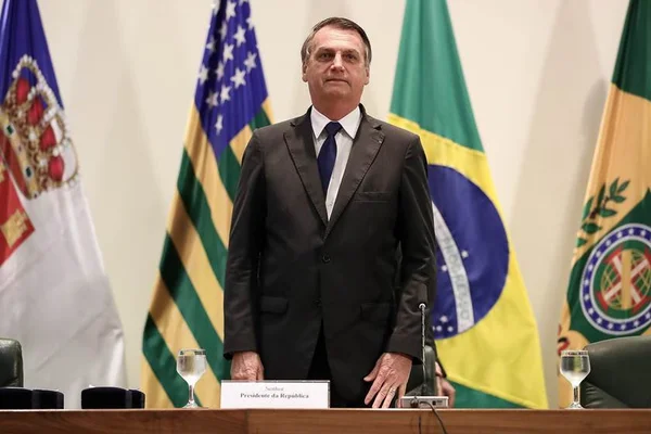 Após defender Olavo, Bolsonaro faz “balanço” com a cúpula do Exército