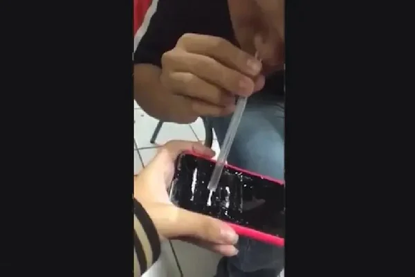 Vídeos de alunos cheirando pó de corretivo viralizam e preocupam pais