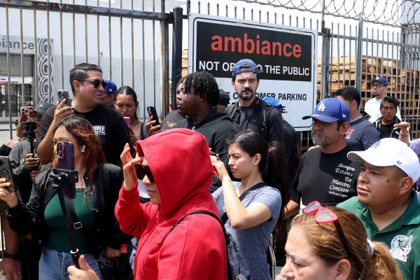 Manifestantes em protesto do lado de fora da fábrica de moda da Ambience Apparel, em Los Angeles- Metrópoles