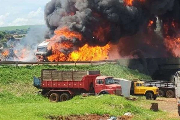 Imagem colorida, caminhão-tanque explode após colisão e condutor pula de viaduto