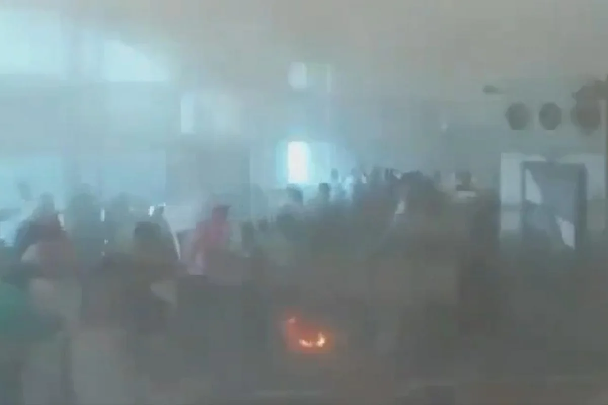 Imagens mostram momento em que míssil atinge aeroporto da Arábia Saudita