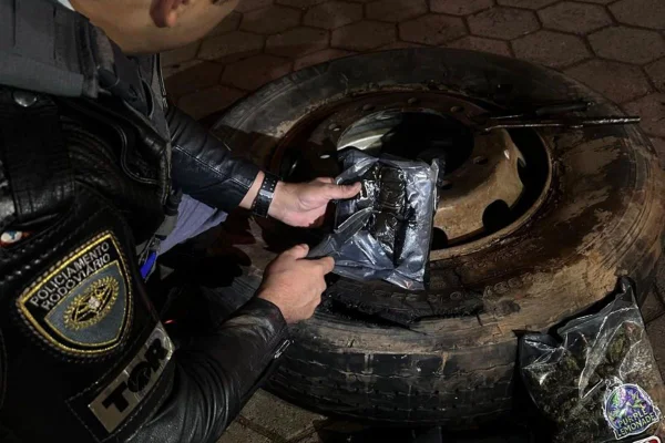 Imagem colorida mostra drogas apreendidas dentro de pneu de caminhão - Metrópoles
