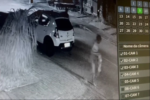 homem andando com as roupas na mão