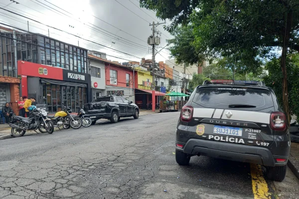 Imagem mostra carros estacionados em rua - Metrópoles