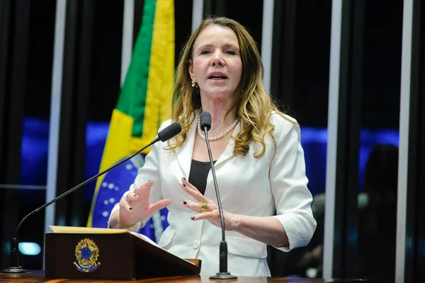Vanessa Grazziotin é hostilizada em voo; passageiro é retirado pela PF