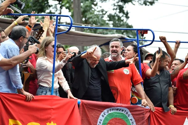 Lula ironiza Bolsonaro em discurso: “Leão velho e escarafunchado”