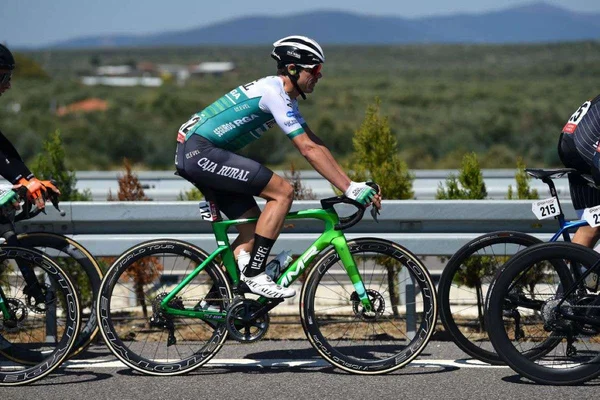Ciclista acha que venceu prova, comemora e cai na Grécia. Veja