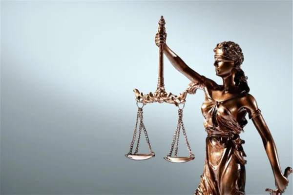 estátua de bronze com uma mulher vendada segurando uma balança - Metrópoles