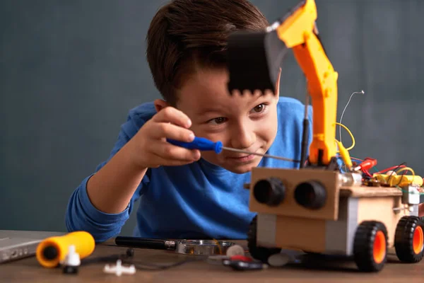 Criança montando brinquedo