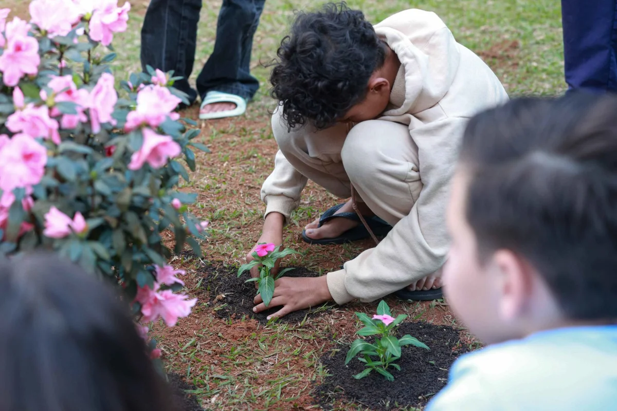 A unidade de ensino decidiu eternizar a memória da pequena Valentina em um ato simbólico e de carinho. Junto dos coleguinhas da menina, foi feito o plantio de uma muda da flor Azaleia, na tarde desta segunda-feira (6/7) A unidade de ensino decidiu eternizar a memória da pequena Valentina em um ato simbólico e de carinho. Junto dos coleguinhas da menina, foi feito o plantio de uma muda da flor Azaleia, na tarde desta segunda-feira (6/7)