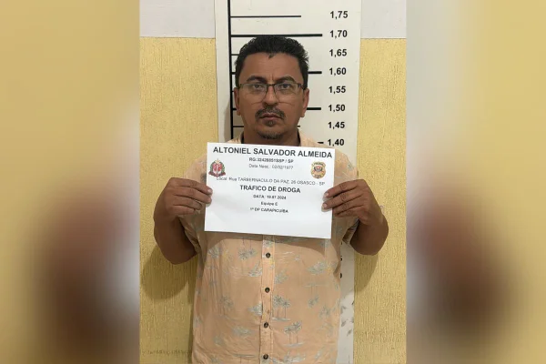 Imagem colorida mostra homem preso suspeito de tentar vender armas furtadas do Exército - Metrópoles