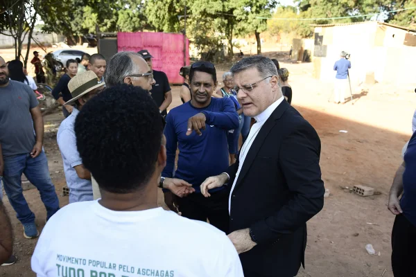 O arcebispo de Brasília, Dom Paulo Cezar Costa, visitou as famílias que vivem no assentamento do Setor de Inflamáveis, no SIA - Metropoles