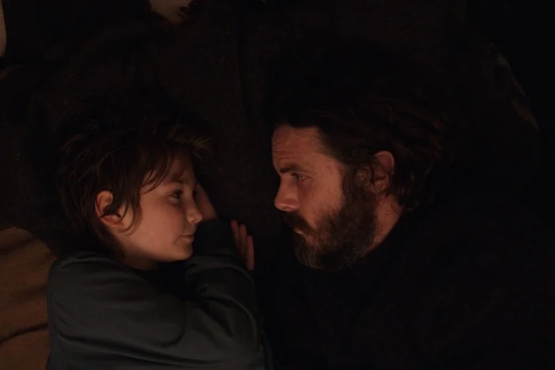 <b>A Luz no Fim do Mundo</B>: depois do mundo ser atingido por uma pandemia, um pai (Casey Affleck) vive recluso na floresta com a filha adolescente Rag (Anna Pniowsky). Eles são muito ligados e o pai precisa lutar para proteger a menina depois que um homem misterioso aparece <b>A Luz no Fim do Mundo</B>: depois do mundo ser atingido por uma pandemia, um pai (Casey Affleck) vive recluso na floresta com a filha adolescente Rag (Anna Pniowsky). Eles são muito ligados e o pai precisa lutar para proteger a menina depois que um homem misterioso aparece
