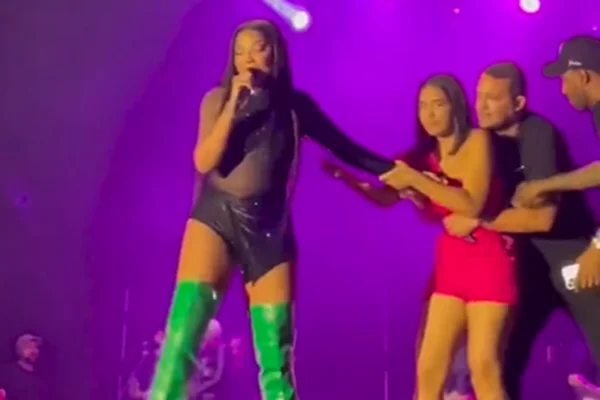 Print de um vídeo em que Ludmilla é interrompida por fã em show - Metrópoles