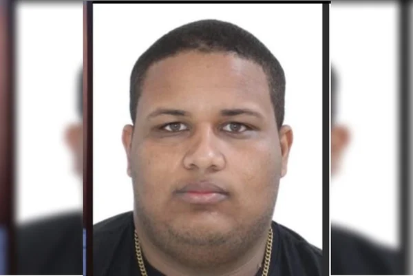 Imagem mostra rosto de homem negro que veste camiseta preta