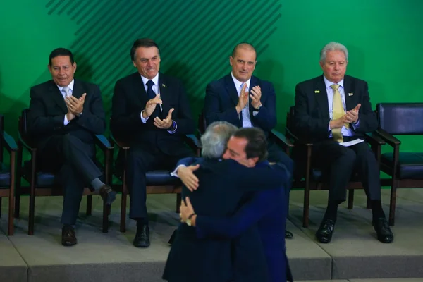 “Não podemos errar. Se errarmos, sabemos quem voltará”, diz Bolsonaro