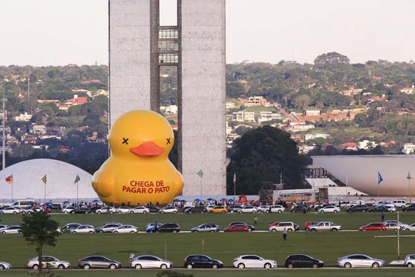 Fiesp lança campanha pró-impeachment com pato gigante na Esplanada