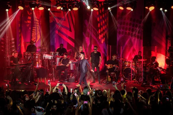 Alexandre Pires faz show na Bamboa e esgota ingressos. Veja quem foi