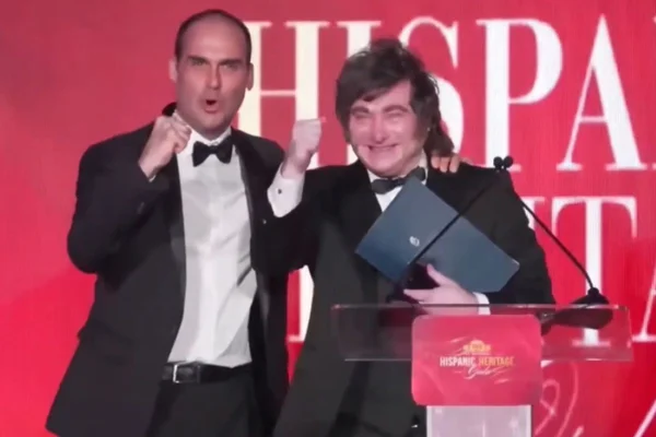 Foto colorida de eduardo Bolsonaro ao lado do presidente argentino Javier Milei - Metrópoles