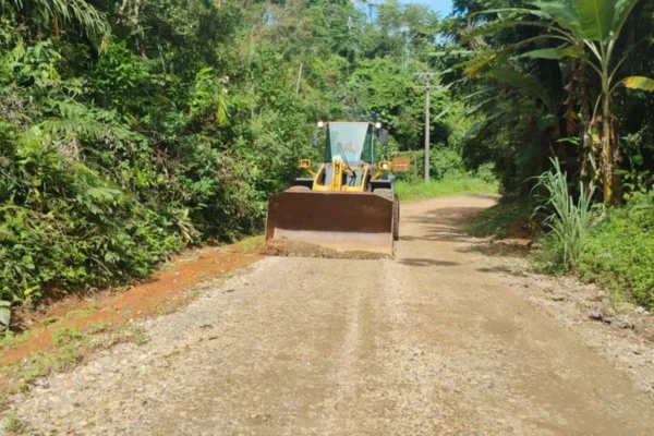 As obras na estrada do Guaraú, via de acesso à Barra do Una, visam conter o avanço do mar na região a partir da instalação de um enrocamento - Metrópoles